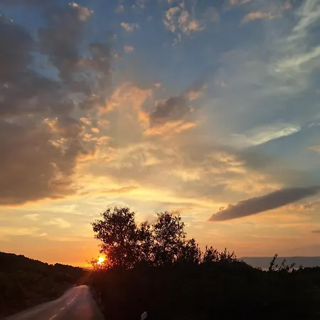 S Pogledom Na Ap3 Jelsa (Hvar)